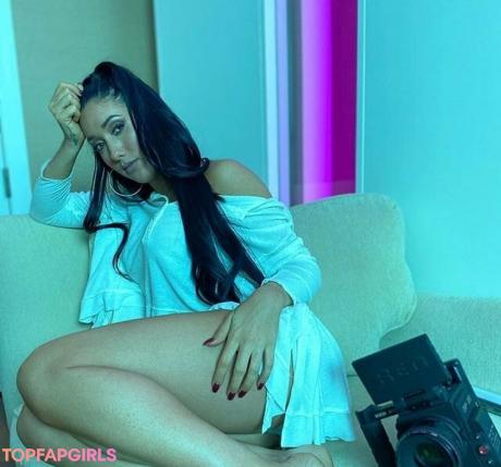 Leahshines nude leaked OnlyFans pic