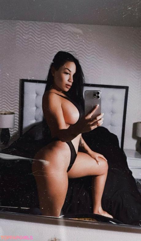 La nude leaked OnlyFans pic