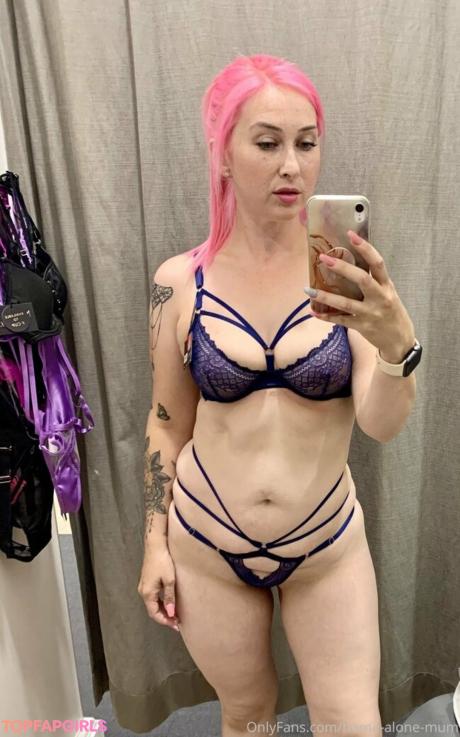 Home-alone-mum nude leaked OnlyFans pic